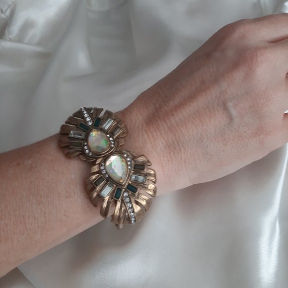 Vintage style bracelet.  Spring style opening. - Picture 9 of 10